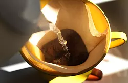 Bei handgebrühtem Kaffee kann man die Stärke selbst beeinflussen. (Archivbild) - © picture alliance / dpa