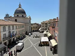 Auf dem Platz vor dem Apostolischen Palast sind nur wenige Leute unterwegs. - © Christoph Sator/dpa