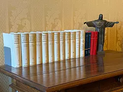 In den Privatgemächern steht noch das Theologische Lexikon von Papst Benedikt XVI. - © Christoph Sator/dpa