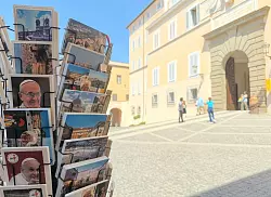 Noch fehlen vor dem Papstpalast in Castel Gandolfo die Postkarten mit Leo XIV. - © Christoph Sator/dpa