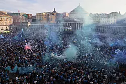 Neapels Fans feierten schon vor dem Schlusspfiff. - © Salvatore Laporta/AP/dpa