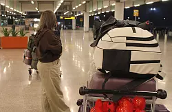 Nachdem einige Afghaninnen und Afghanen vor Gericht gezogen waren, nahm die Bundesregierung die Aufnahme von Menschen aus dem Bundesaufnahmeprogramm Afghanistan wieder auf. (Archivfoto) - &copy; Nabila Lalee/dpa