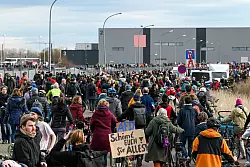 Nach Polizeiangaben versammelten sich an der Messe in Halle etwa 8.000 Gegendemonstranten. - © Heiko Rebsch/dpa
