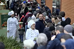 Schoggi für die Wartenden beim Run auf Dubai-Schlokolade. (Archivbild) - © Walter Bieri/KEYSTONE/dpa