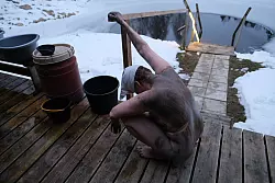 Asche auf meinem Körper: eine Rauchsauna-Teilnehmerin nach dem Ritual. - © Friederike Ostermeyer/dpa-tmn