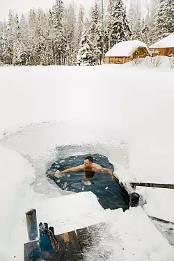 Jetzt ins Eiswasser: Abkühlung nach der Rauchsauna auf der Mooska-Farm. - © Rauno Liivand/Brand Estonia/dpa-tmn