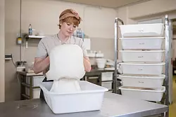 Der Teig muss in Etappen geknetet werden und danach lange ruhen. - &copy; Marijan Murat/dpa