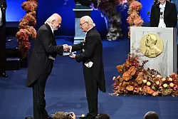 Auch Literaturnobelpreistr&auml;ger L&aacute;szl&oacute; Krasznahorkai (links) erhielt in Stockholm seine Nobelmedaille aus den H&auml;nden von K&ouml;nig Carl Gustaf. - &copy; Anders Wiklund/TT News Agency/AP/dpa