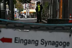 Synagogen in Deutschland sind wegen drohender Gewalt oft schwer gesch&uuml;tzt und bewacht. (Archivbild) - &copy; Lilli F&ouml;rter/dpa