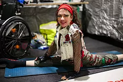 Sie ist vom Bauchnabel abw&auml;rts gel&auml;hmt, dann wagte sie einen Handstand, der alles ver&auml;nderte. - &copy; Christoph Reichwein/dpa