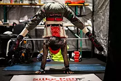 Die Aluminiumstange stabilisiert die F&uuml;&szlig;e und gibt der gel&auml;hmten Artistin Orientierung. - &copy; Christoph Reichwein/dpa