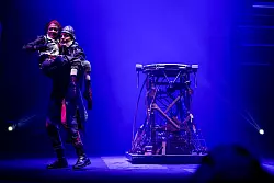 Ehemann Didier Dvorak, der ebenfalls gelernter Akrobat ist, unterst&uuml;tzt Pan bei ihrem Auftritt. - &copy; Christoph Reichwein/dpa