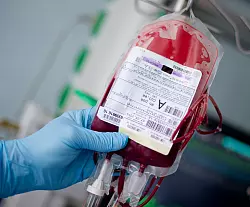 Pro Tag werden etwa 15.000 Blutspenden benötigt. (Archivbild) - © Daniel Bockwoldt/dpa