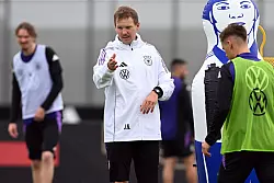 Woltemade (l. hinten) trainierte und spielte schon unter Nagelsmann. - © Federico Gambarini/dpa
