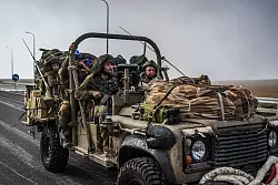 Israelische Soldaten in einem Milit&auml;rfahrzeug im Grenzort Sderot. - &copy; Ilia Yefimovich/dpa
