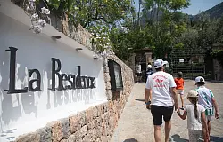 Trotz der Einschr&auml;nkungen m&uuml;ssen die Touristen nicht aufs Duschen verzichten. (Archivbild) - &copy; Clara Margais/dpa