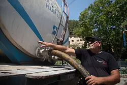 Die Versorgung kann oft nur per Tanklastwagen gesichert werden. (Archivbild) - &copy; Clara Margais/dpa