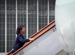 Au&szlig;enministerin Annalena Baerbock verl&auml;sst China und fliegt weiter nach Seoul. - &copy; Soeren Stache/dpa