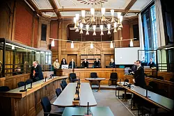 Im Prozess gestand der 24-Jährige und sagte, seine politische Einstellung sei «relativ eindeutig». (Archivfoto) - © Christoph Soeder/dpa