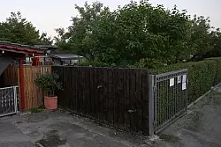 In einer Kleingartenanlage in München wurden mehrere Menschen wohl bei einem Gasaustritt schwer verletzt. Mindestens ein Mann ist tot. - © Felix Hörhager/dpa