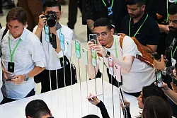 In diesem Jahr sollen die Displays der Pro-Modelle etwas gr&ouml;&szlig;er werden. (Archivbild) - &copy; Christoph Dernbach/dpa