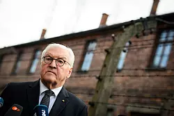 Bundespräsident Steinmeier leitete die bisher hochrangigste deutsche Delegation bei einer Gedenkfeier in Auschwitz. - © Bernd von Jutrczenka/dpa