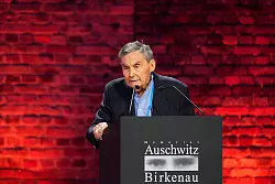 Der Holocaust-Überlebende Marian Turski spricht während der Gedenkfeier zum 80. Jahrestag der Befreiung des ehemaligen deutschen Konzentrations- und Vernichtungslagers Auschwitz-Birkenau. (Foto aktuell) - © Czarek Sokolowski/AP/dpa