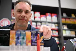 Er verkauft sowohl klassische Zigaretten als auch E-Zigaretten: der D&uuml;sseldorfer Tabakwaren-Gesch&auml;ftsinhaber Sebastian J&auml;hn. - &copy; Wolf von Dewitz/dpa