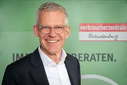 Dr. Christian A. Rumpke ist Chef der Verbraucherzentrale Brandenburg. - © Thomas Ecke/VZB/dpa-tmn
