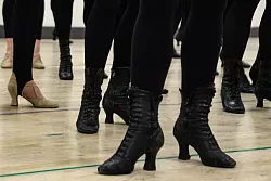 Ber&uuml;hmt sind die &laquo;Rockettes&raquo; vor allem daf&uuml;r, dass sie ihre Beine minutenlang immer wieder synchron bis auf Augenh&ouml;he schwingen. - &copy; Christina Horsten/dpa