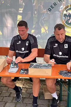 Trainer Patrick Glöckner (l) hofft auf eine erfolgreiche Saison. - © Christian Kunz/dpa
