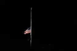 Die amerikanische Flagge am Weißen Haus weht auf halbmast für den verstorbenen Präsidenten Carter. - © Manuel Balce Ceneta/AP/dpa