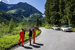 Die Zugangsstraße zur Staumauer ist gesperrt. - © Jean-Christophe Bott/KEYSTONE/dpa