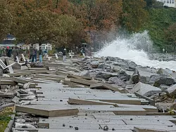 Gehwegplatten wurden in Sassnitz durch den Sturm an der Strandpromenade weggeschwemmt. - &copy; Georg Moritz/dpa