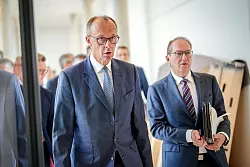 Unionsfraktionschef Merz und CSU-Landesgruppenchef Dobrindt haben in puncto Commerzbank viele Fragen an die Bundesregierung. (Archivfoto - &copy; Kay Nietfeld/dpa