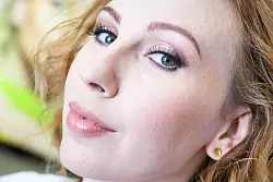 Beige-Blush und Highlighter lassen den Teint strahlen. - © Franziska Gabbert/dpa-tmn
