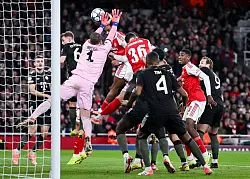 Auch beim ersten Gegentor agierte Neuer unglücklich. - © Sven Hoppe/dpa