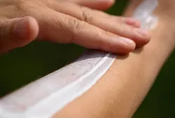 Beim Auftragen der Creme sollte man nicht sparsam sein. (Symbolbild) - &copy; Robert Michael/dpa