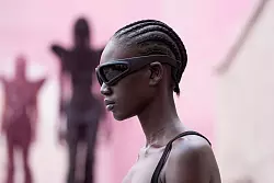 Am besten ist, wenn die Sonnenbrille besonders viel vom Auge verdeckt. (Symbolbild) - &copy; Michel Euler/AP/dpa