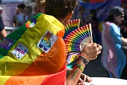 Zum Christopher Street Day in Magdeburg gab es eine queere Parade mit Hunderten Teilnehmerinnen und Teilnehmern durch die Innenstadt. (Archivbild) - &copy; Heiko Rebsch/dpa