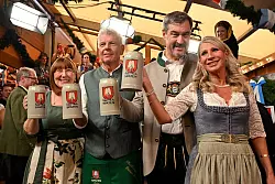 Der Oberb&uuml;rgermeister sticht an, der Ministerpr&auml;sident bekommt die erste Ma&szlig;. (Archivbild) - &copy; Peter Kneffel/dpa