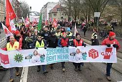Mit Protesten begleiteten Besch&auml;ftigte die Verhandlungen in Potsdam. - &copy; Michael Bahlo/dpa