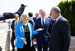 Nancy Faeser (SPD), geschäftsführende Bundesinnenministerin, und ihr österreichischer Amtskollege, Gerhard Karner (ÖVP), bei ihrer Ankunft in Amman. - © Bernd von Jutrczenka/dpa