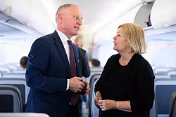 In der Flüchtlingspolitik stimme man sich eng ab, betonen Nancy Faeser und Gerhard Karner. - © Bernd von Jutrczenka/dpa