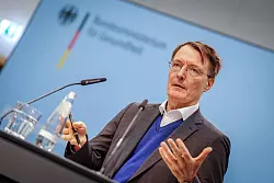 Gesundheitsminister Karl Lauterbach nennt deutlich steigende Klinikausgaben als wesentlichen Grund f&uuml;r die voraussichtlich h&ouml;heren Kassenbeitr&auml;ge. (Archivbild) - &copy; Kay Nietfeld/dpa