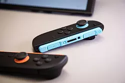 Auch die Switch 2 bringt die typischen Joycon-Controller mit, die an das Handheld angesteckt werden können. - © Christin Klose/dpa-tmn