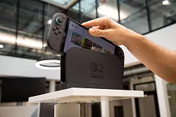 Ab ins Dock mit der Switch 2: So wird aus dem Handheld eine stationäre Konsole - wie auch schon beim Vorgänger. - © Christin Klose/dpa-tmn
