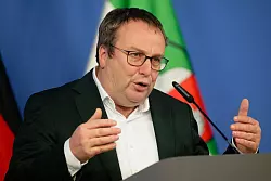 Glaubt, dass das Eezy-Ticket k&uuml;nftig noch deutlich h&auml;ufiger genutzt wird: NRW-Verkehrsminister Oliver Krischer (Gr&uuml;ne). (Archivbild) - &copy; Henning Kaiser/dpa