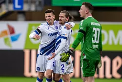 Jung bringt Karlsruhe in Paderborn in Führung. - © David Inderlied/dpa