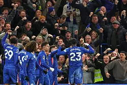 Trevoh Chalobah erzielte den Führungstreffer für den FC Chelsea, der da schon in Unterzahl spielte. - © Ian Walton/AP/dpa